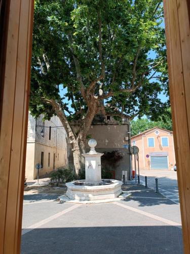 Skats, Dans maison de maître, appartement indépendant. (Dans maison de maitre, appartement independant.) in Montfrin