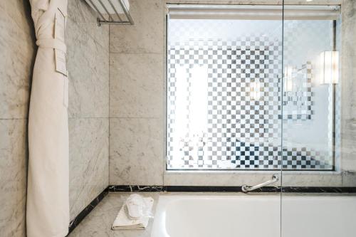 Shower, Le Casablanca Hotel in Bourgogne