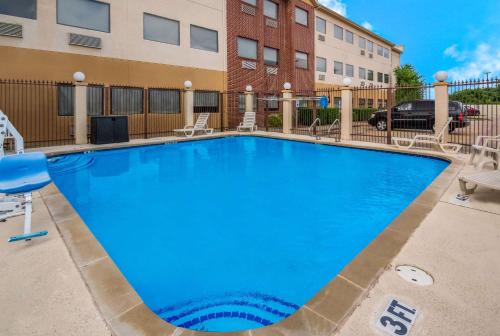 Quality Inn & Suites - image 3
