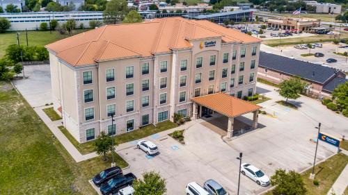 Comfort Inn & Suites Fort Worth - Fossil Creek