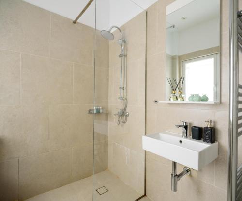 Three-Bedroom Suite with Rooftop Hot Tub image 1