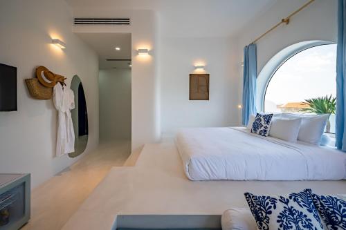Superior King Room image 8