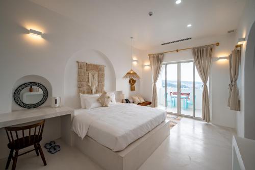 Deluxe King Room room in Happiness Hotel