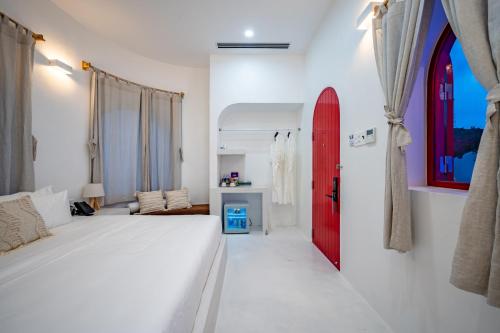 Deluxe King Room image 6