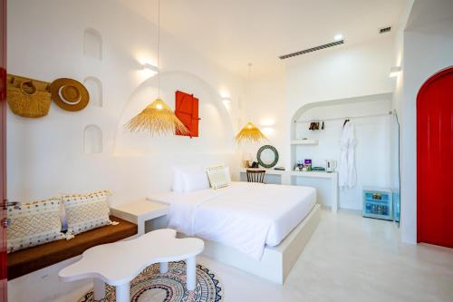 Deluxe King Room image 7