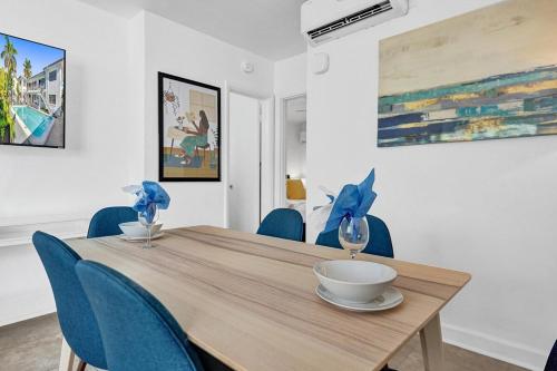 Waves On Desoto 1- Bedroom Rental Unit With Pool in Hollywood, USA