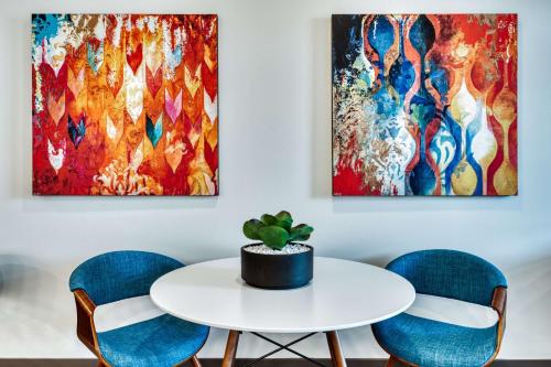 Spacious Westgate CozySuites by stadium with pool 2 - Tap to explore photos