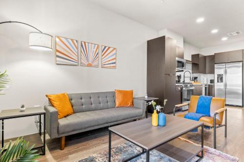 Stunning Westgate CozySuites by stadium with pool 11
