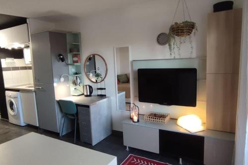 CADUCEE Studio climatise balcon ensoleille parking proche Montpellier near Source de l'Avy