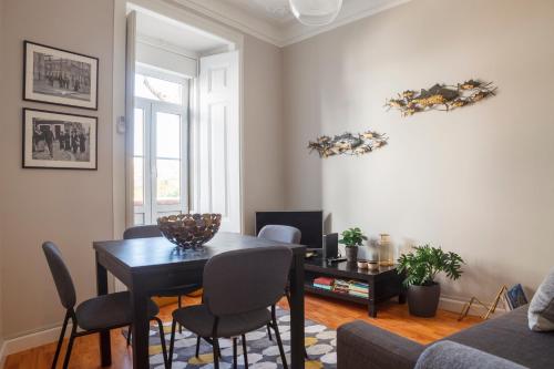 Alfama Graça district typical & bright , 3 bedroom apartment with AC 1st floor