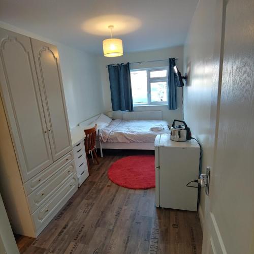 EnSuite Room with private shower, walking distance to Harry Potter Studios