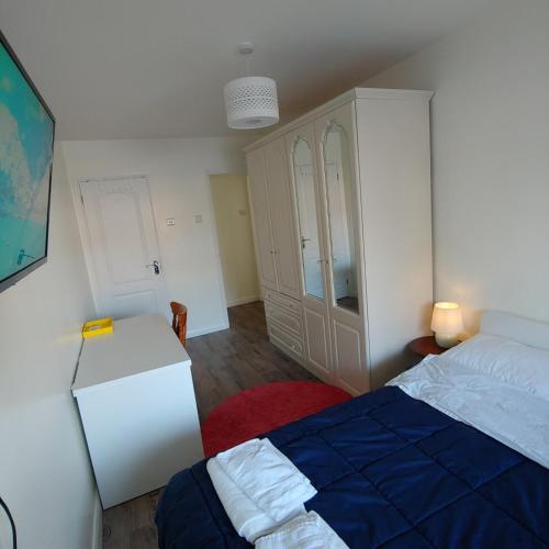 EnSuite Room with private shower, walking distance to Harry Potter Studios