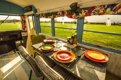 Yiyecek ve İçecekler, American School Bus Glamping - Somerset in Cheddar