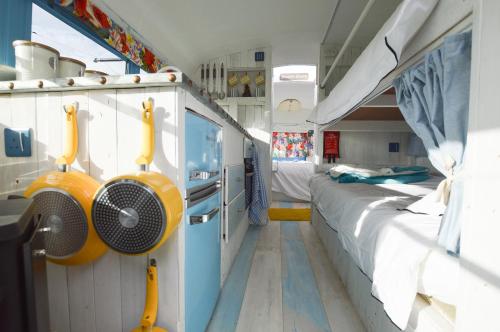 Mutfak, American School Bus Glamping - Somerset in Cheddar