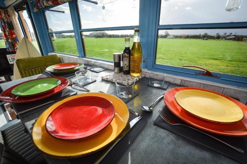 Yiyecek ve İçecekler, American School Bus Glamping - Somerset in Cheddar