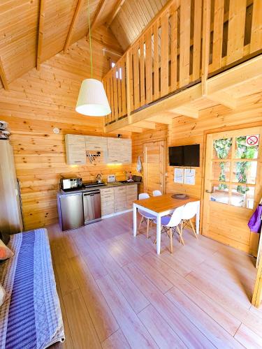 2 bedrooms, 4 beds