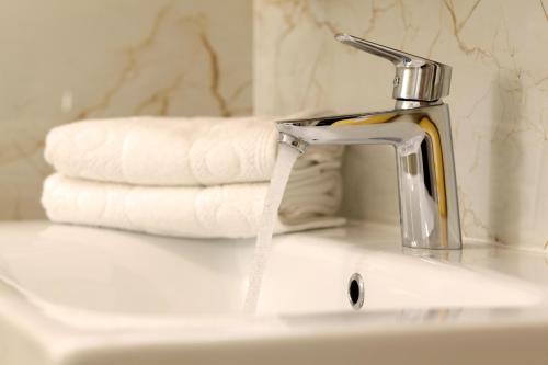 Modern 2-Bed Apt, Late check in available, Split (Foto 4)