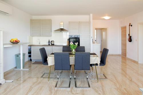 Modern 2-Bed Apt, Late check in available, Split (Foto 3)