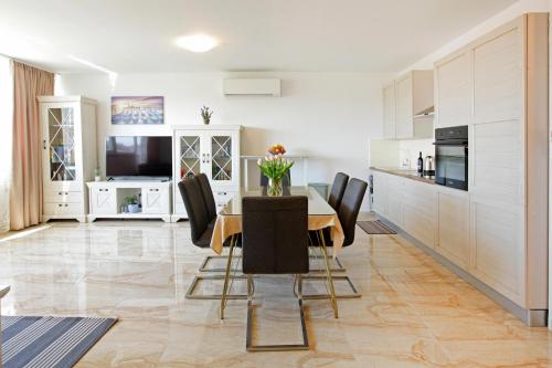 Modern 2-Bed Apt, Late check in available, Split (Foto 7)
