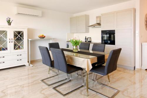 Modern 2-Bed Apt, Late check in available, Split (Foto 8)
