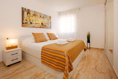 Modern 2-Bed Apt, Late check in available · Split