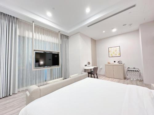 Deluxe King Room with Parking image 10