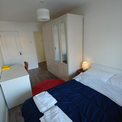 EnSuite Room with private shower, walking distance to Harry Potter Studios