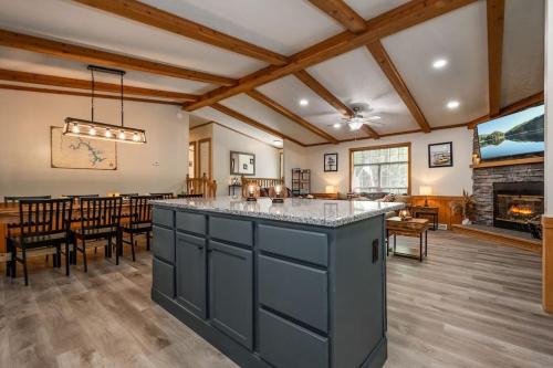 *Entire House • Sleeps 9 • Hot tub • Pets Welcome* in McHenry, USA