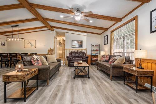 *Entire House • Sleeps 9 • Hot tub • Pets Welcome* in McHenry, USA