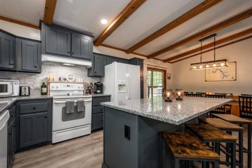 *Entire House • Sleeps 9 • Hot tub • Pets Welcome* in McHenry, USA