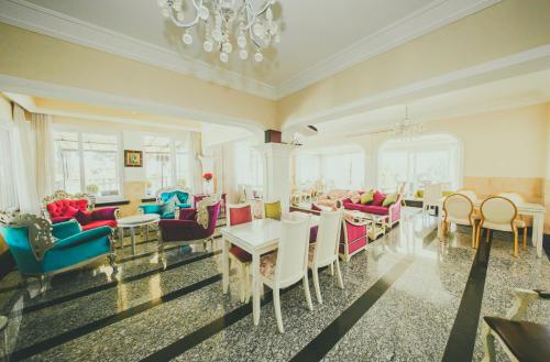 Hotel PINE BAY CLUB & Cakistes Breakfast Restaurant next to popular Kervansaray beach