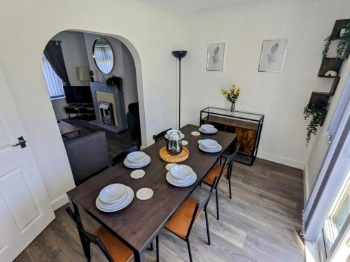 No 51 - Spacious 3 Bed Home - Free Parking - Wi-Fi - Contractors gîte à louer Deysbrook