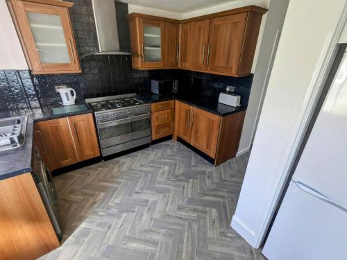 No 51 - Spacious 3 Bed Home - Free Parking - Wi-Fi - Contractors