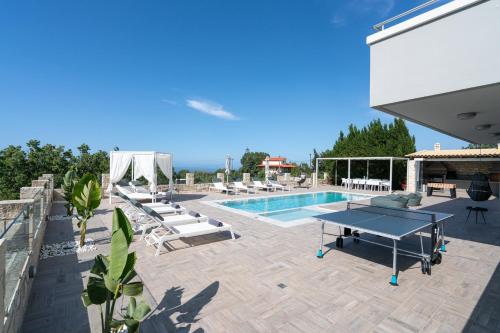 Free Breakfast at Oak Luxury villa with heated pool, Playground and Pool table