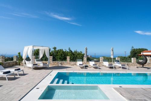 Free Breakfast at Oak Luxury villa with heated pool, Playground and Pool table