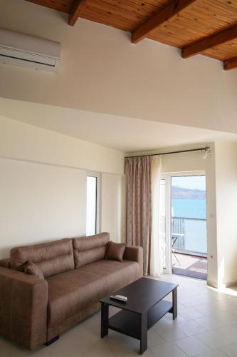 Cozy Corner VS Beachfront - Tap to explore photos