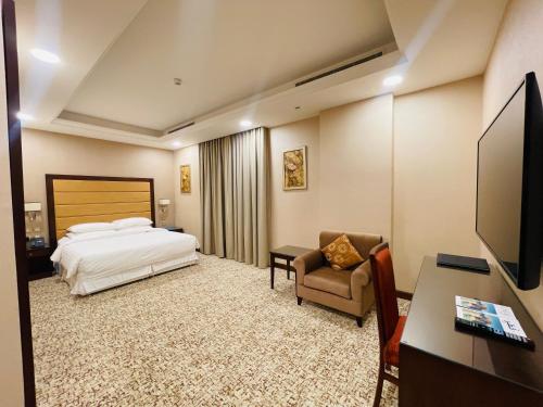 Deluxe King Room image 3