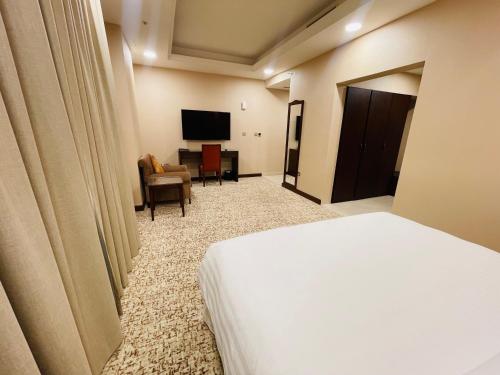 Deluxe King Room image 2