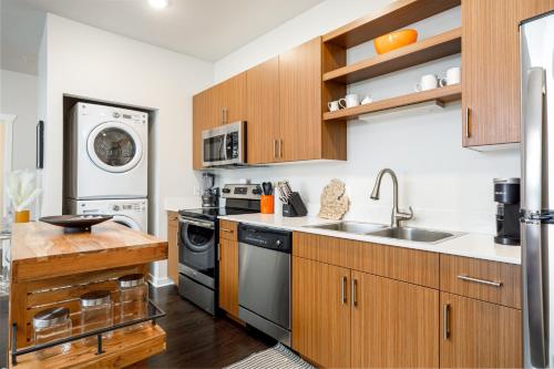 Fun & trendy condo close to downtown and the beach, Traverse City (foto 3)