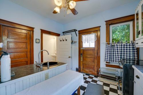 Dtwn Victorian Home - 1 Mi to Lake Michigan Beach! in Manistee, USA