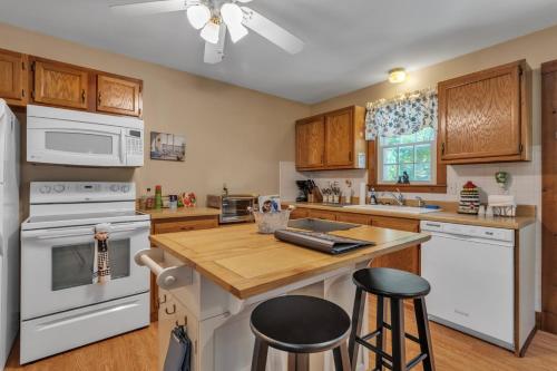 Cozy Bungalow Just Minutes from Mystic, Westerly Beaches, Boating and Casinos! bungalow in Groton (CT)