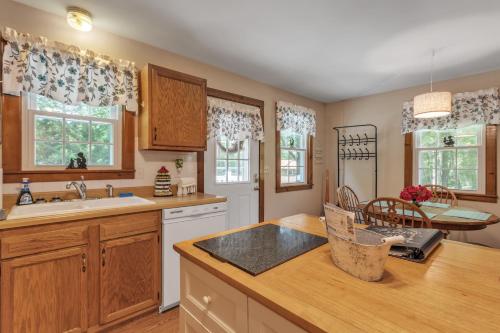 Cozy Bungalow Just Minutes from Mystic, Westerly Beaches, Boating and Casinos! bungalow in Groton (CT)