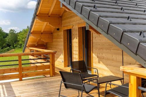 Chalet au coeur du Jura à 5min de la plage de Clairvaux (Chalet au coeur du Jura a 5min de la plage de Clairvaux) in Uxelles