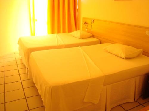 1 double bed, 1 twin bed