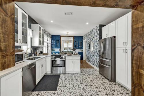 Wine Down House - Fire Pit & Walk to Main St in Fredericksburg, USA