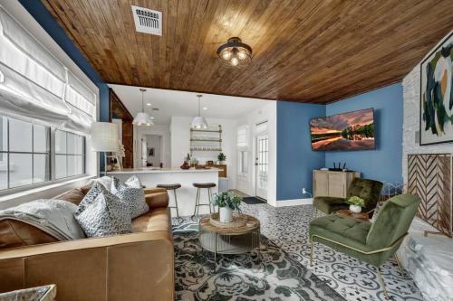 Wine Down House - Fire Pit & Walk to Main St in Fredericksburg, USA