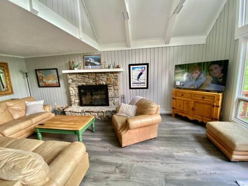 Cozy Charming Ski Chalet Sleeps 11 in Beech Mountain, USA