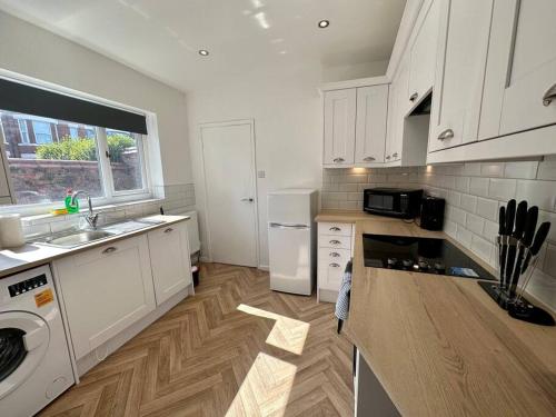 Large Five Bedroom Home With Parking, Sleeps 11! - Manchester