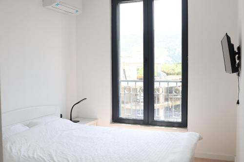 One-Bedroom Apartment image 4