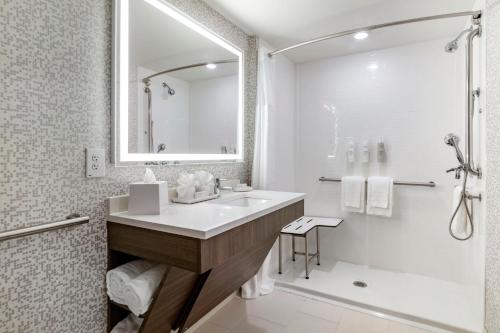 King Suite with Roll-In Shower - Mobility/Hearing Access